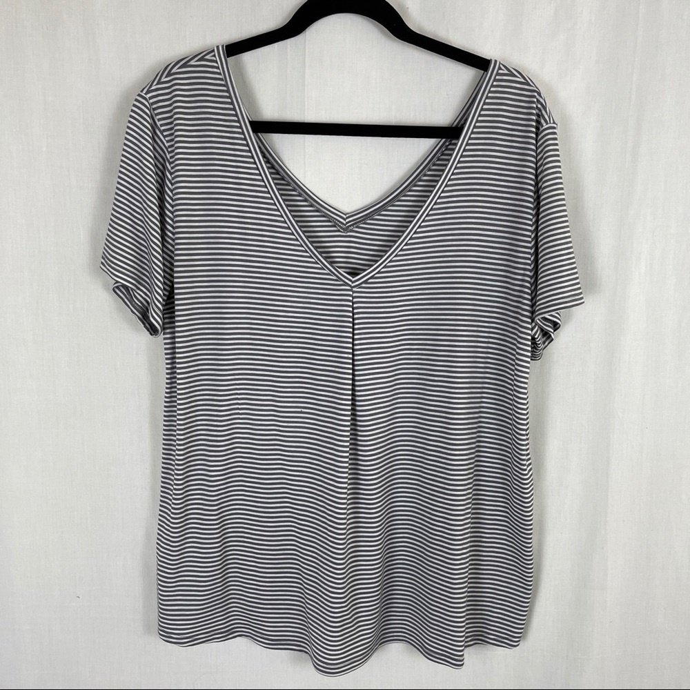 ☃️3 for $23 ☃️ SO V-Neck S/S Grey/White Striped Top